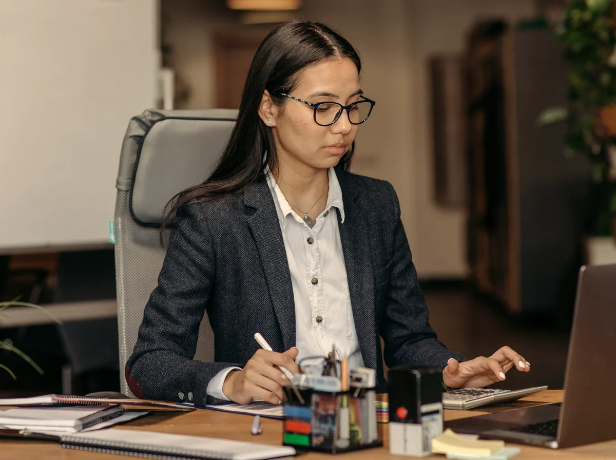 Coordenadora de escalas gerenciando plantões em um monitor com grade de horários