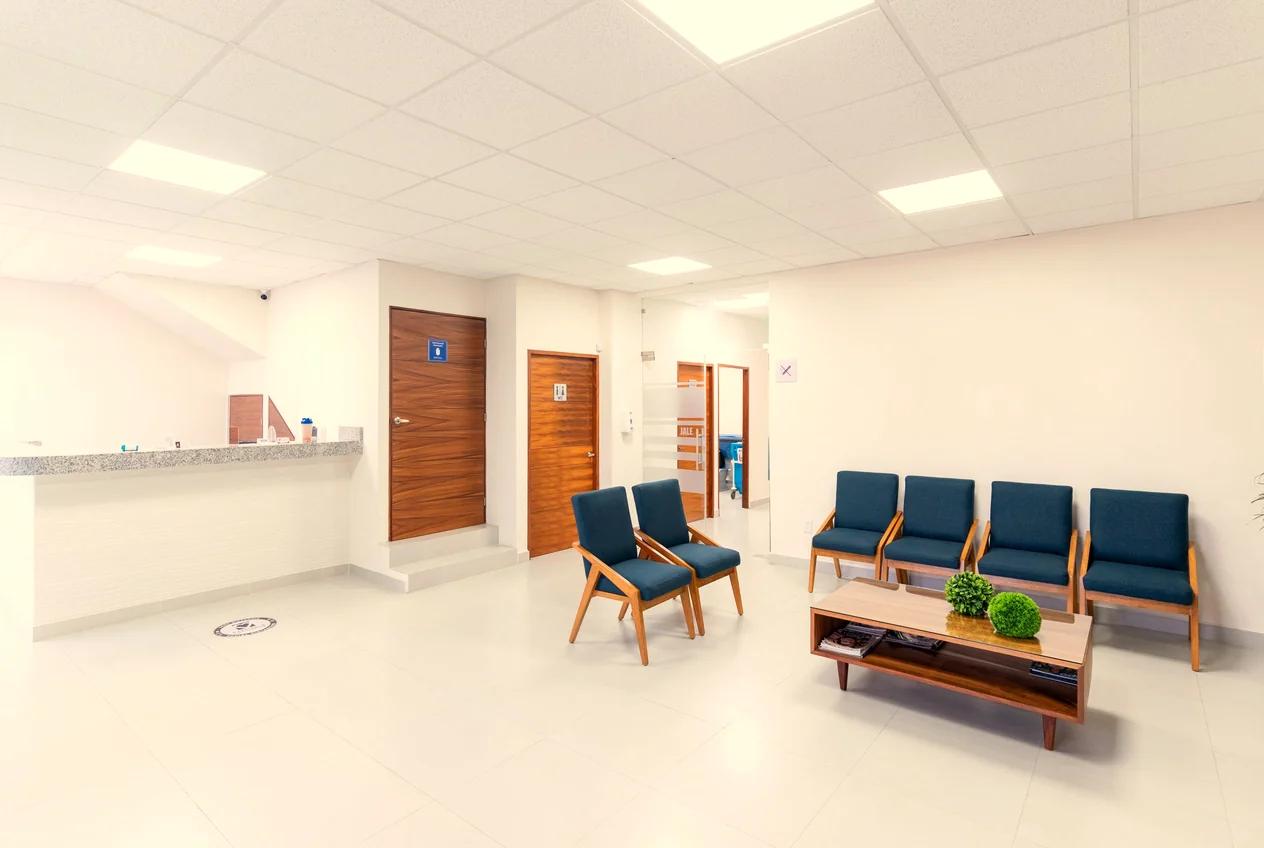 Recepção e corredor de uma instituição de saúde moderna e organizada